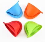 Silicone duck mask - Luxurious material and multiple colors, indispensable in your kitchen. You will be able to hold trays easily