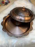 Copper Kabsa Tray with Lid - A large copper kabsa tray with a diameter of 42 cm, perfect for gatherings and hospitality. Made of strong, durable, and heat-resistant copper.