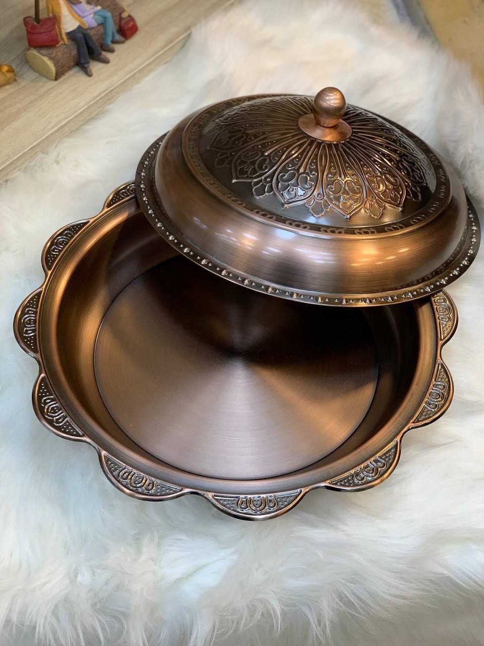 photo_5958474689305230538_y Copper Kabsa Tray with Lid - A large copper kabsa tray with a diameter of 42 cm, perfect for gatherings and hospitality. Made of strong, durable, and heat-resistant copper. - Image 1