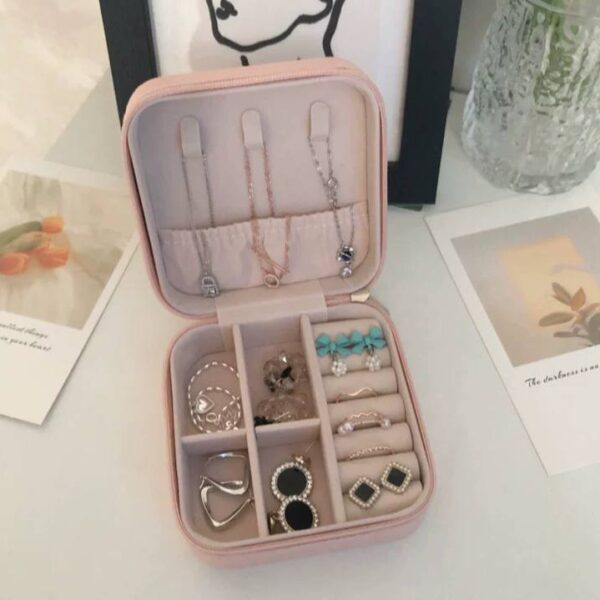 Mini Accessory Organizer-a smart jewelry storage box with a travel-friendly size that keeps the charms, chains, rings, and rings neatly organized in a multi-colored case for daily use and multi-colore