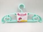 ⁦Plastic clothes hanger set - 6 pieces, assorted colors⁩ - الصورة ⁦2⁩